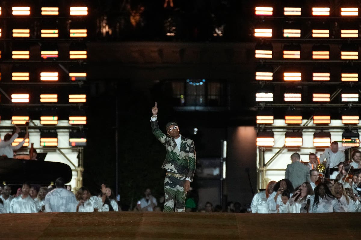 Pharrell combine divertissement et mode pour lancer une collection masculine confiante de Louis Vuitton