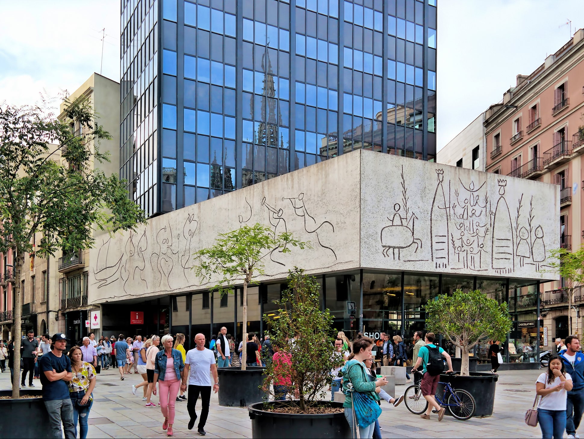 Picasso’s work on the facade of Col·legi d’Arquitectes de Catalunya