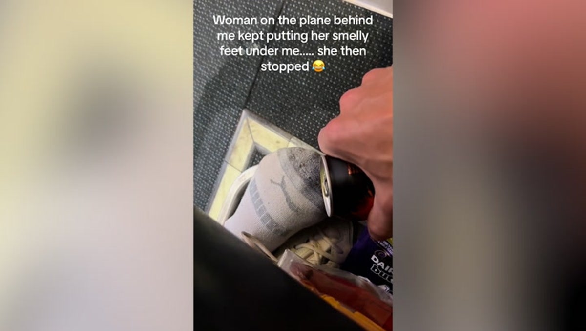 Watch moment plane passenger takes revenge on woman who put ‘smelly’ feet near him on flight