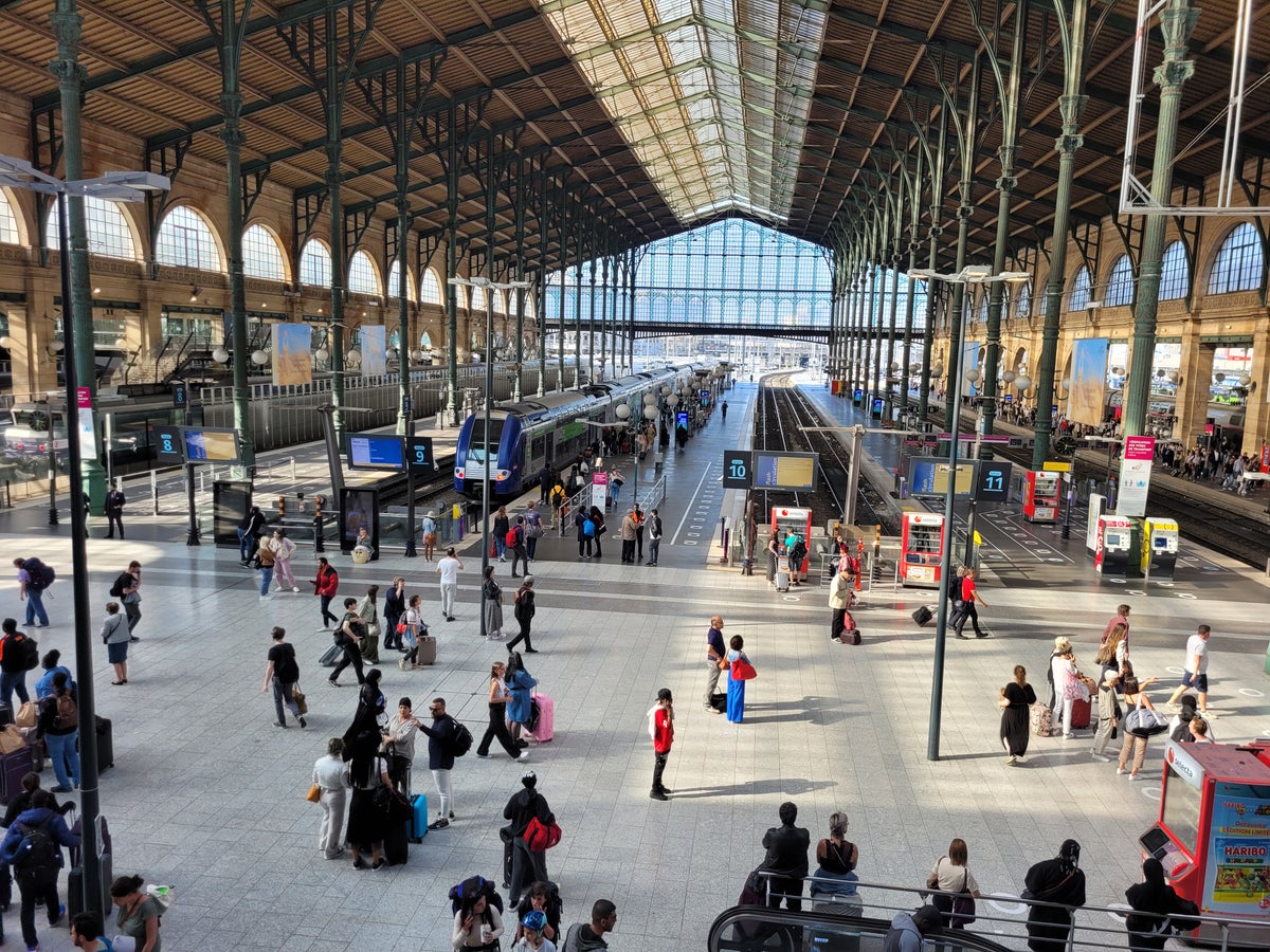 The great trans-Parisian challenge: how long does it take to change stations?