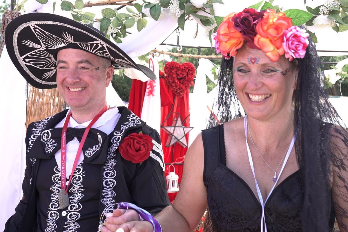Couple &lsquo;seal marriage&rsquo; at with Glastonbury with intimate handfasting ceremony 
