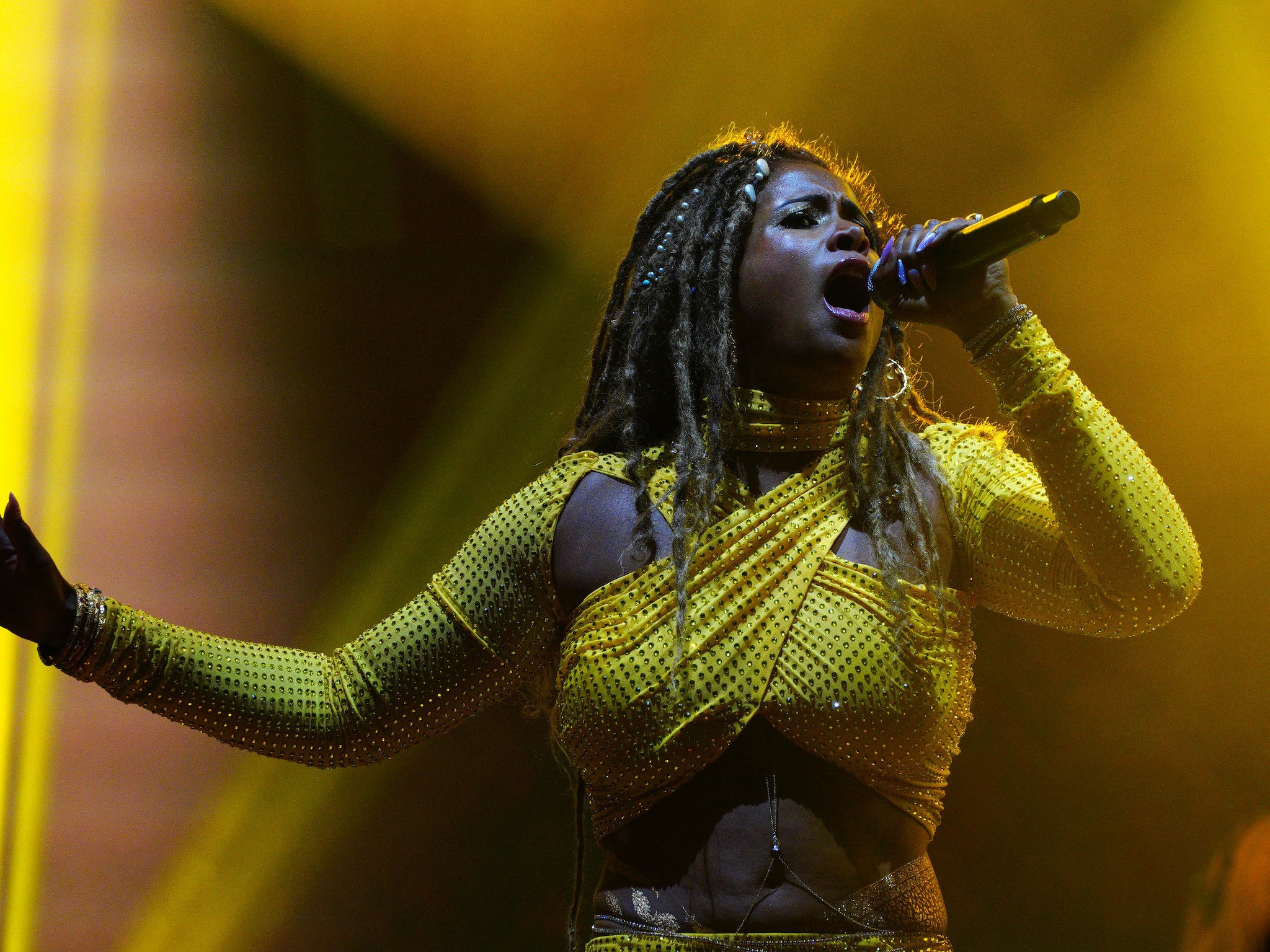 Kelis came to party, dressed in a sparkly yellow two-piece for her first headline show