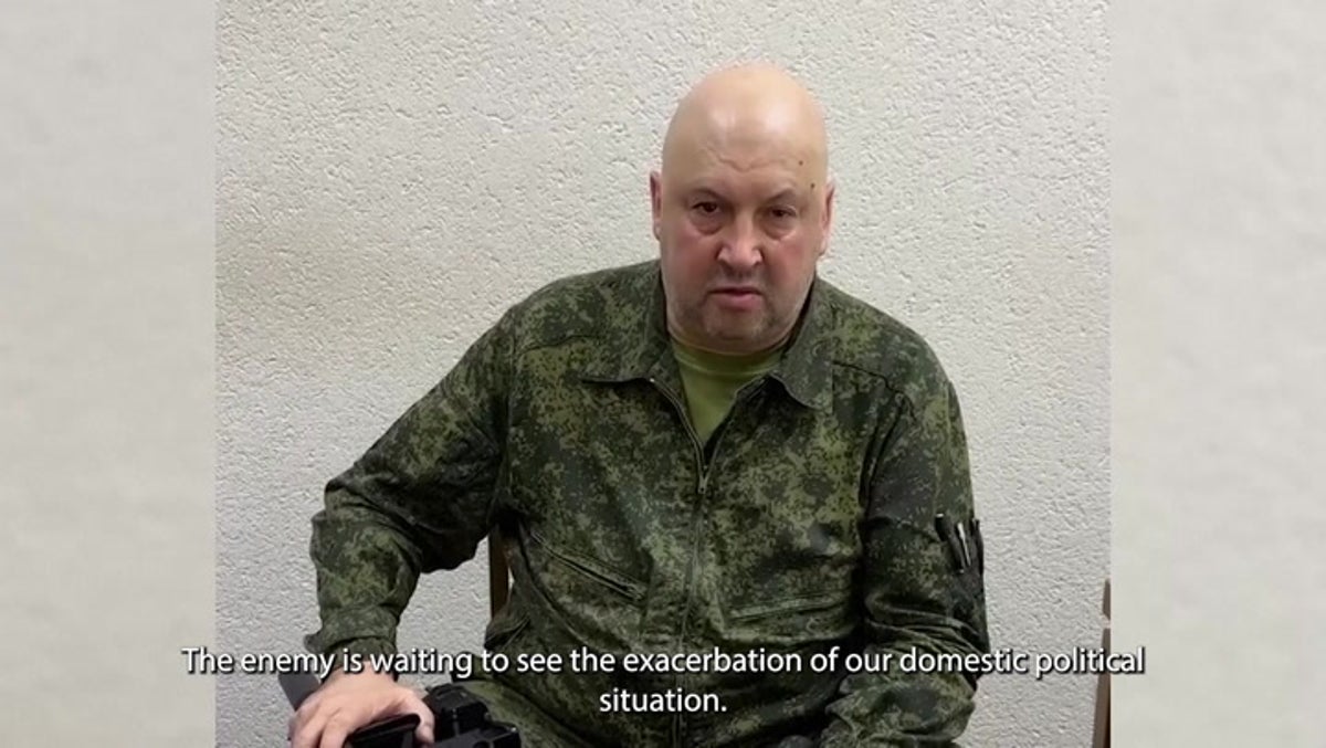 Russian commander urges Wagner fighters to obey ‘will’ of Putin while gripping gun