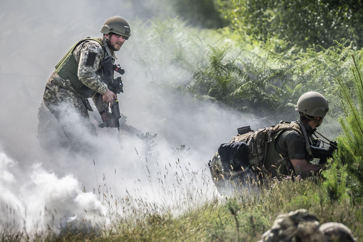 Ukrainian medics learn life-saving skills on British Army-backed course