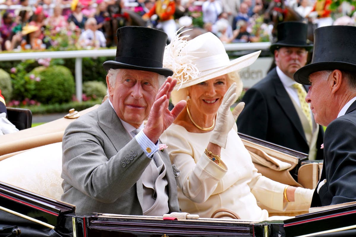 King and Queen joined by Frankie Dettori in procession on Royal Ascot final day