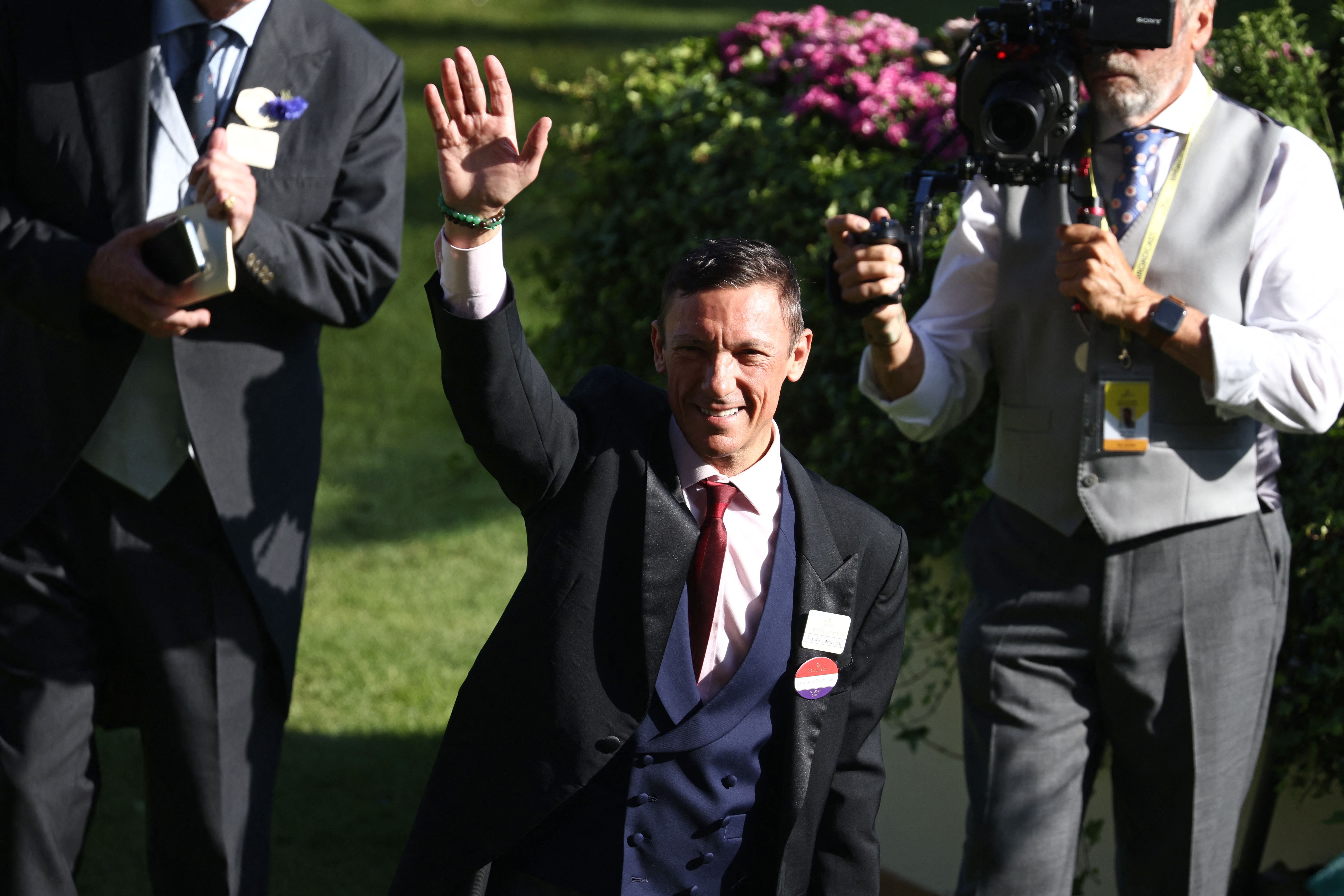 Frankie Dettori waves to the crowd after his last Royal Ascot ride