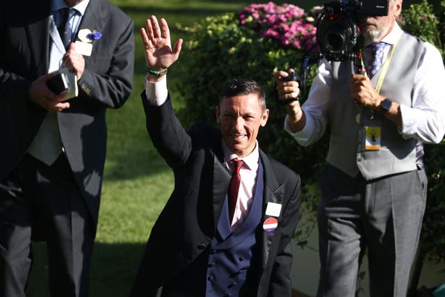 <p>Frankie Dettori waves to the crowd after his last Royal Ascot ride </p>