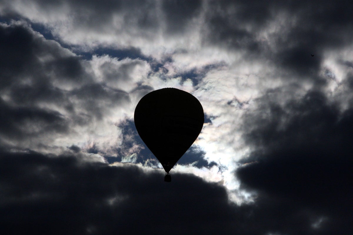 Man dies in hot air balloon accident