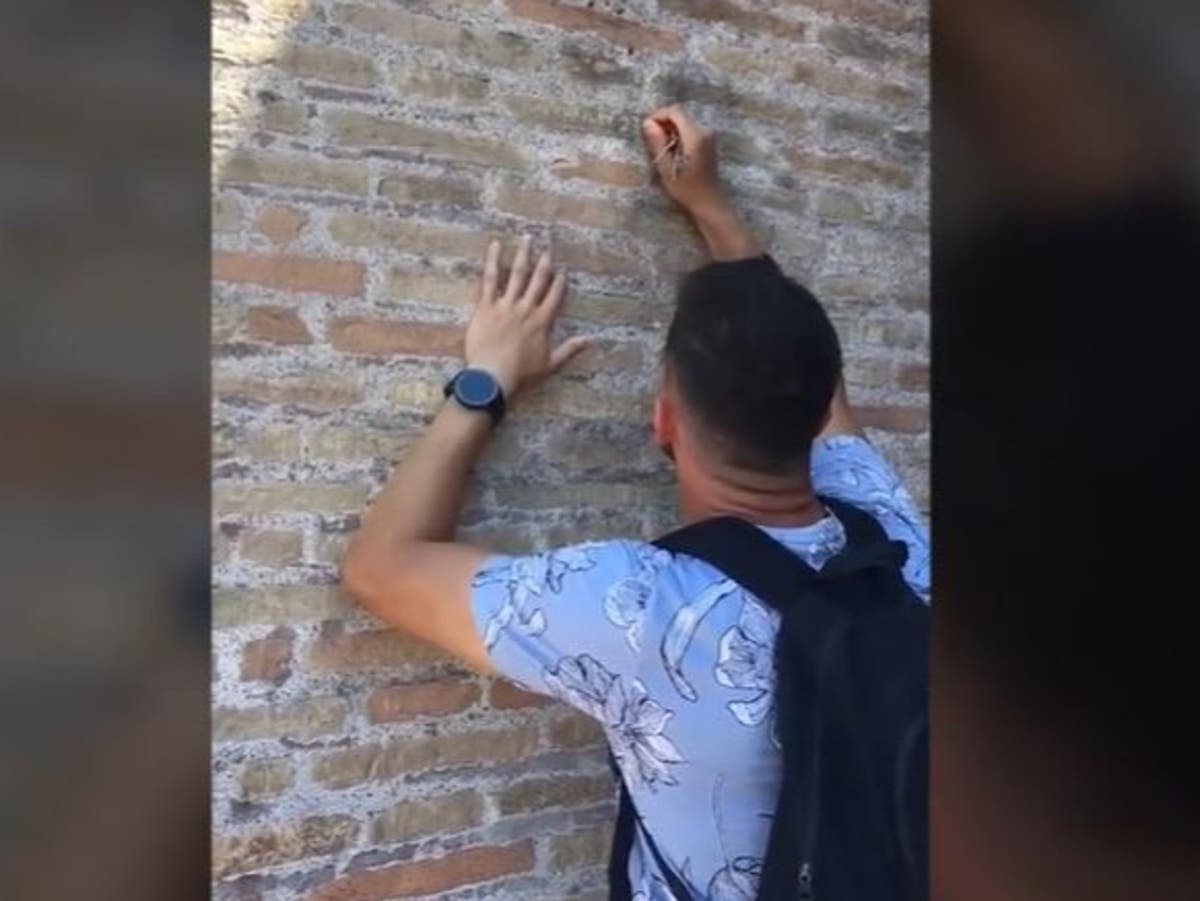 Indignación en Italia después de que un turista grabara sus nombres y los de su novia en el Coliseo de Roma