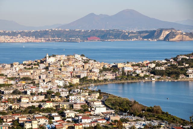 <p>At least half a million people live in the vicinity of Campi Flegrei </p>