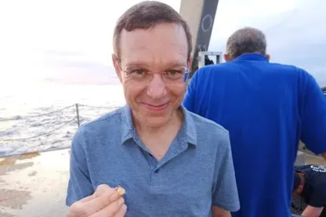 <p>Profesor de Harvard, Avi Loeb, sostiene en la mano un objeto magnético que se encontró en el fondo del océano Pacífico </p>