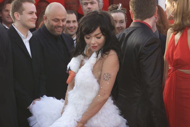 Björk at the 73rd Academy Awards in Los Angeles on Sunday March 25, 2001, wearing swan dress by KTZ NEWGEN designer (Wally Skalij/Los Angeles Times via Getty Images/PA)