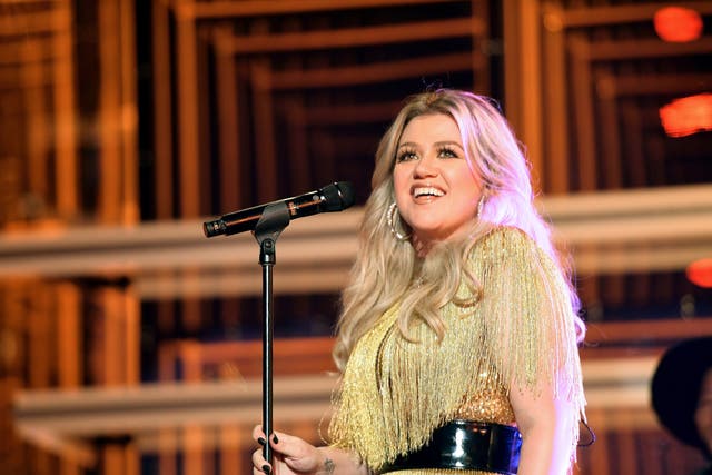 <p>Kelly Clarkson denies rumours that she doesn’t like Taylor and Travis</p>