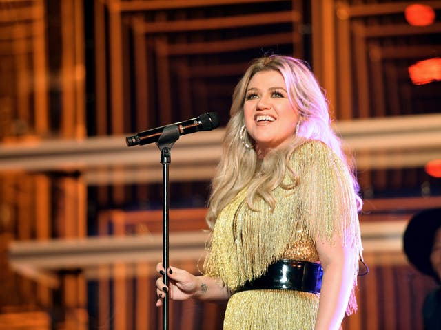<p>Kelly Clarkson denies rumours that she doesn’t like Taylor and Travis</p>