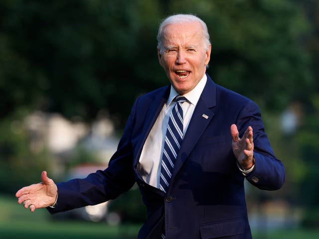 <p>U.S. President Joe Biden walk across the South Lawn back to the White House after returning from a day trip to Chicago on June 28, 2023 in Washington, DC</p>