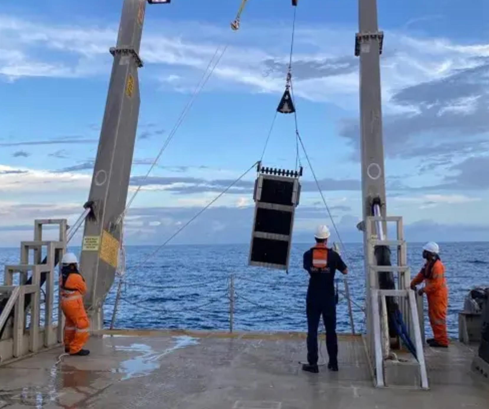 <p>Une équipe de chercheurs a remorqué un traîneau magnétique au fond de l'océan Pacifique à 2 km sous la surface</p>