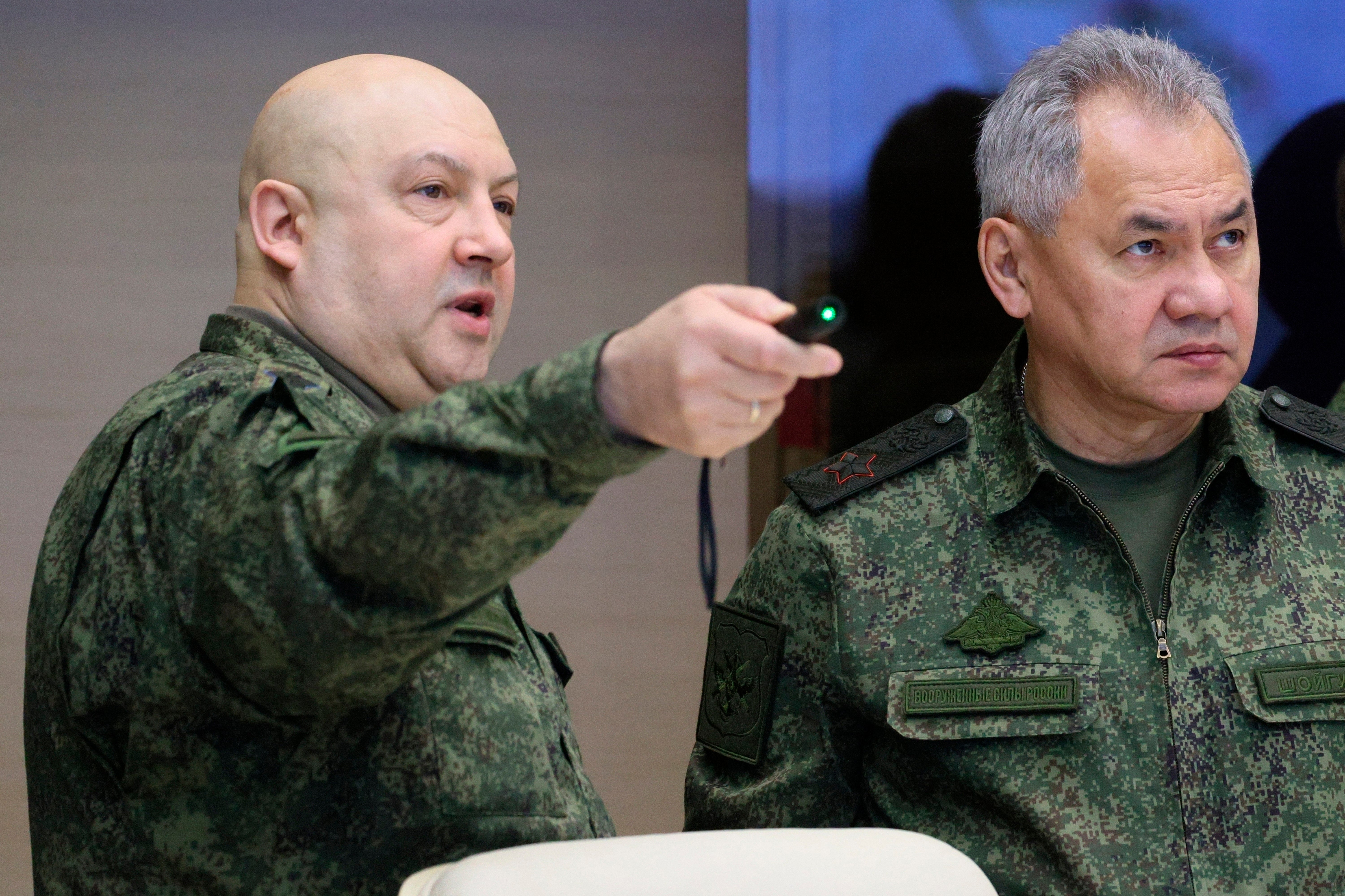 Surovikin, left, and Russian Defence Minister Sergei Shoigu, center,