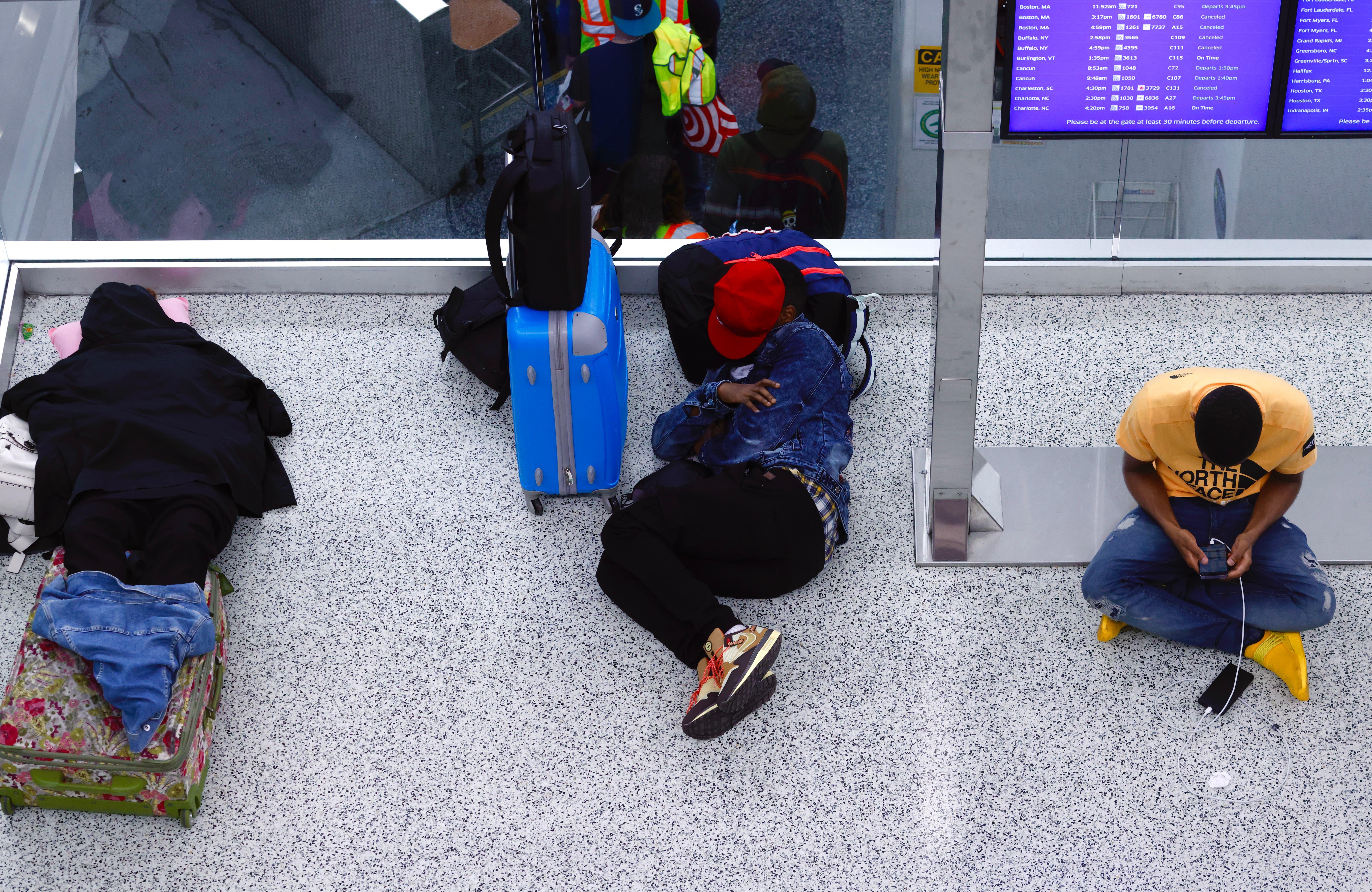 Fourth of July travel weekend in disarray after airport meltdowns, wildfire smoke and extreme heat - Vimarsana News