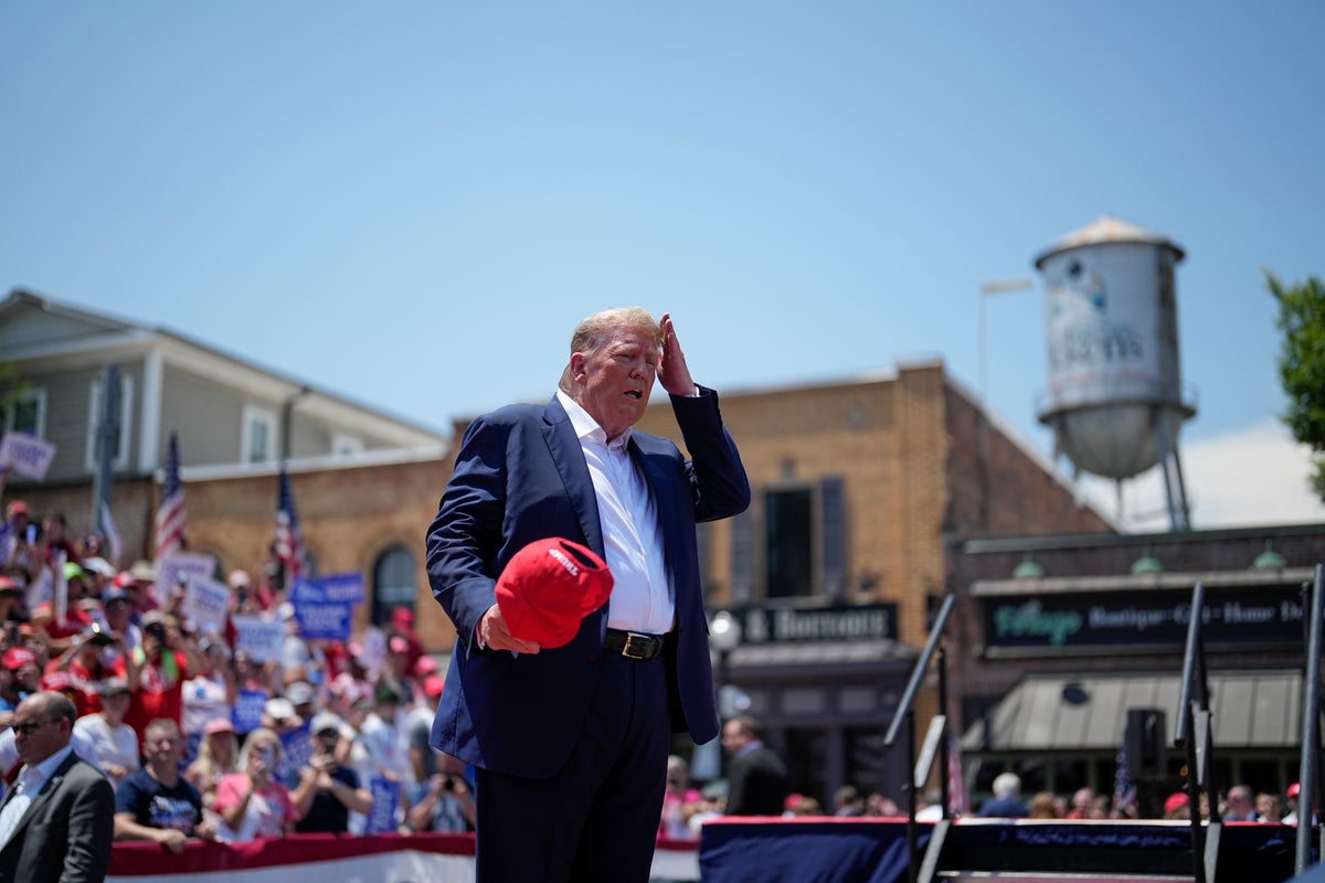 Trump news – live: Trump attacks DeSantis and makes awkward ‘markers’ gaffe at farmers campaign event