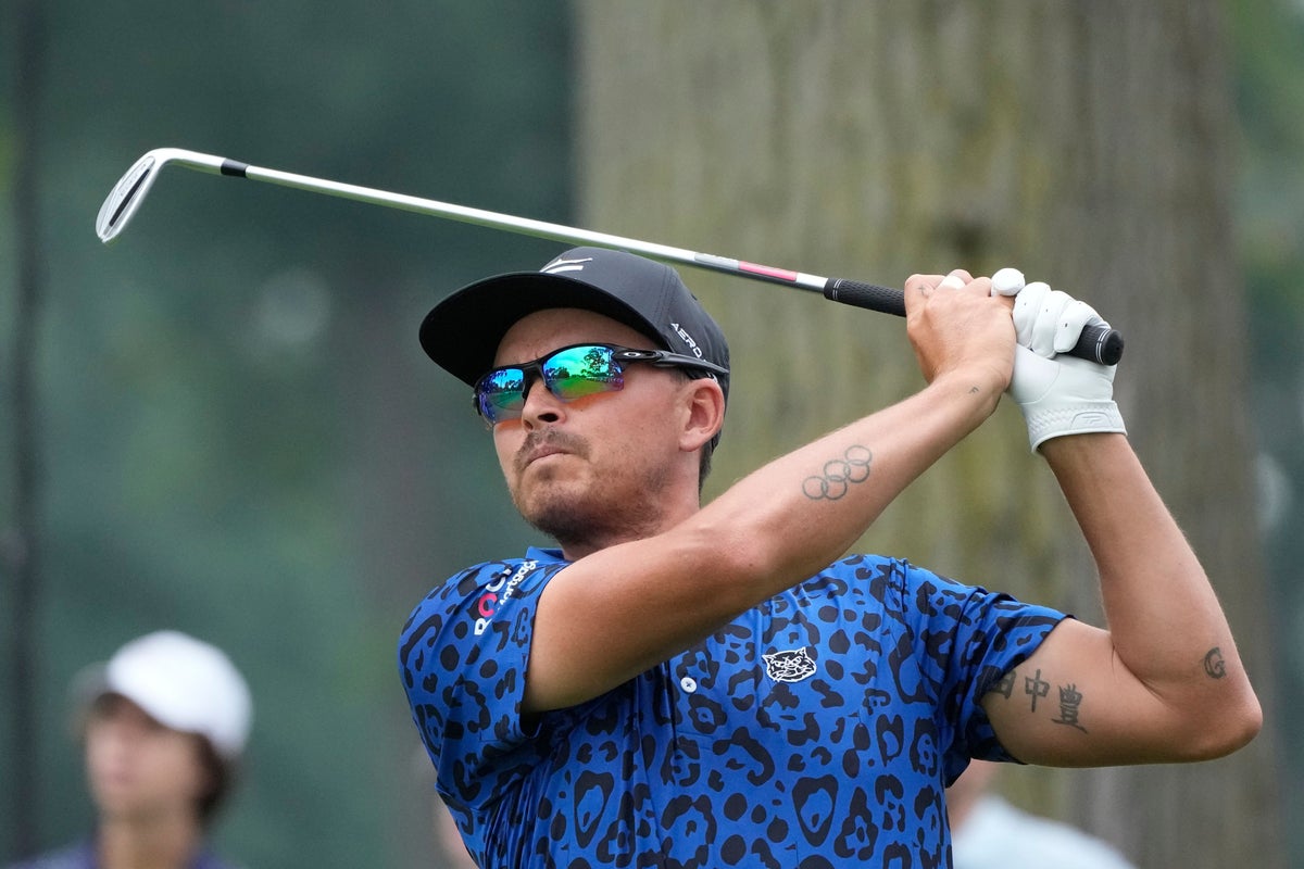 Late flurry gives Rickie Fowler narrow lead at Rocket Mortgage Classic