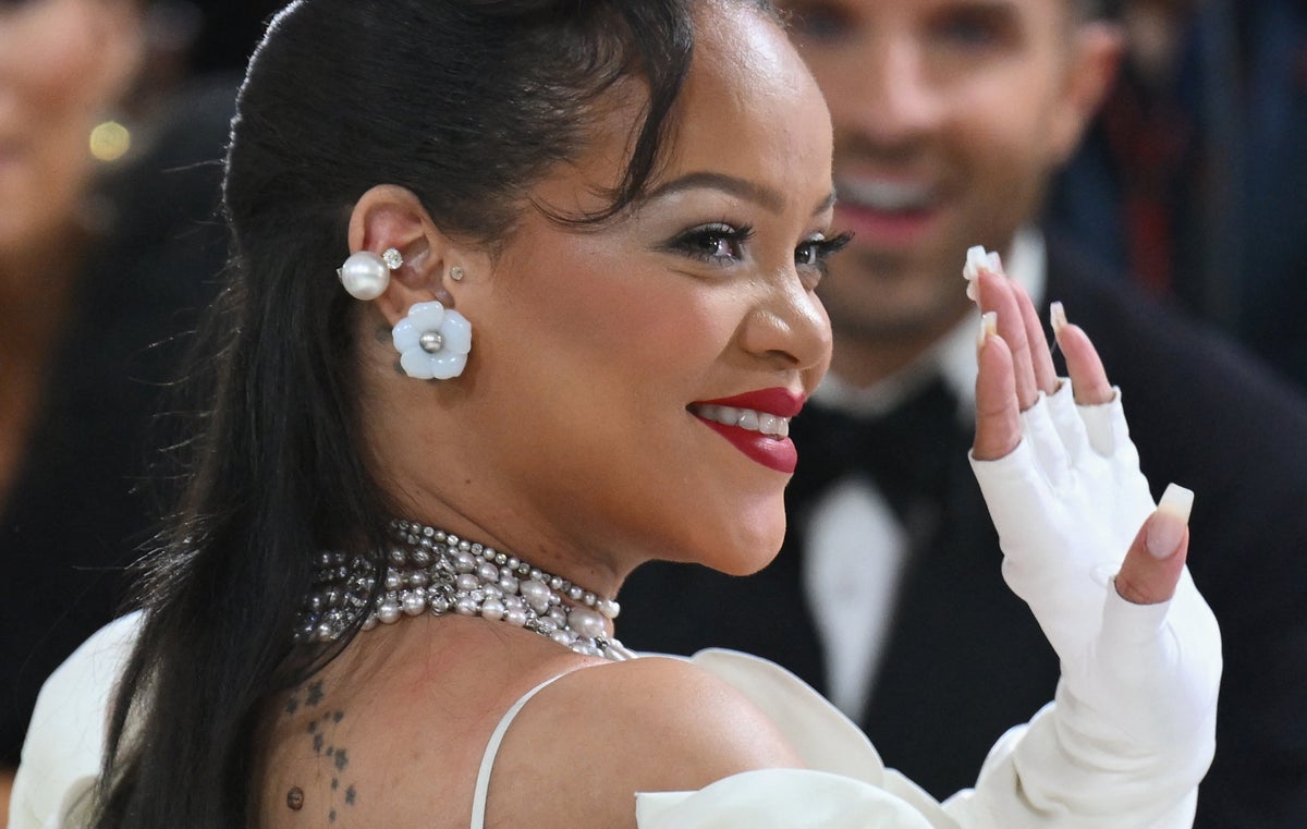 Rihanna celebrates having 10 songs with one billion streams on Spotify