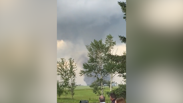 <p>Golfers watch in amazement after game gets interrupted by approaching tornado</p>