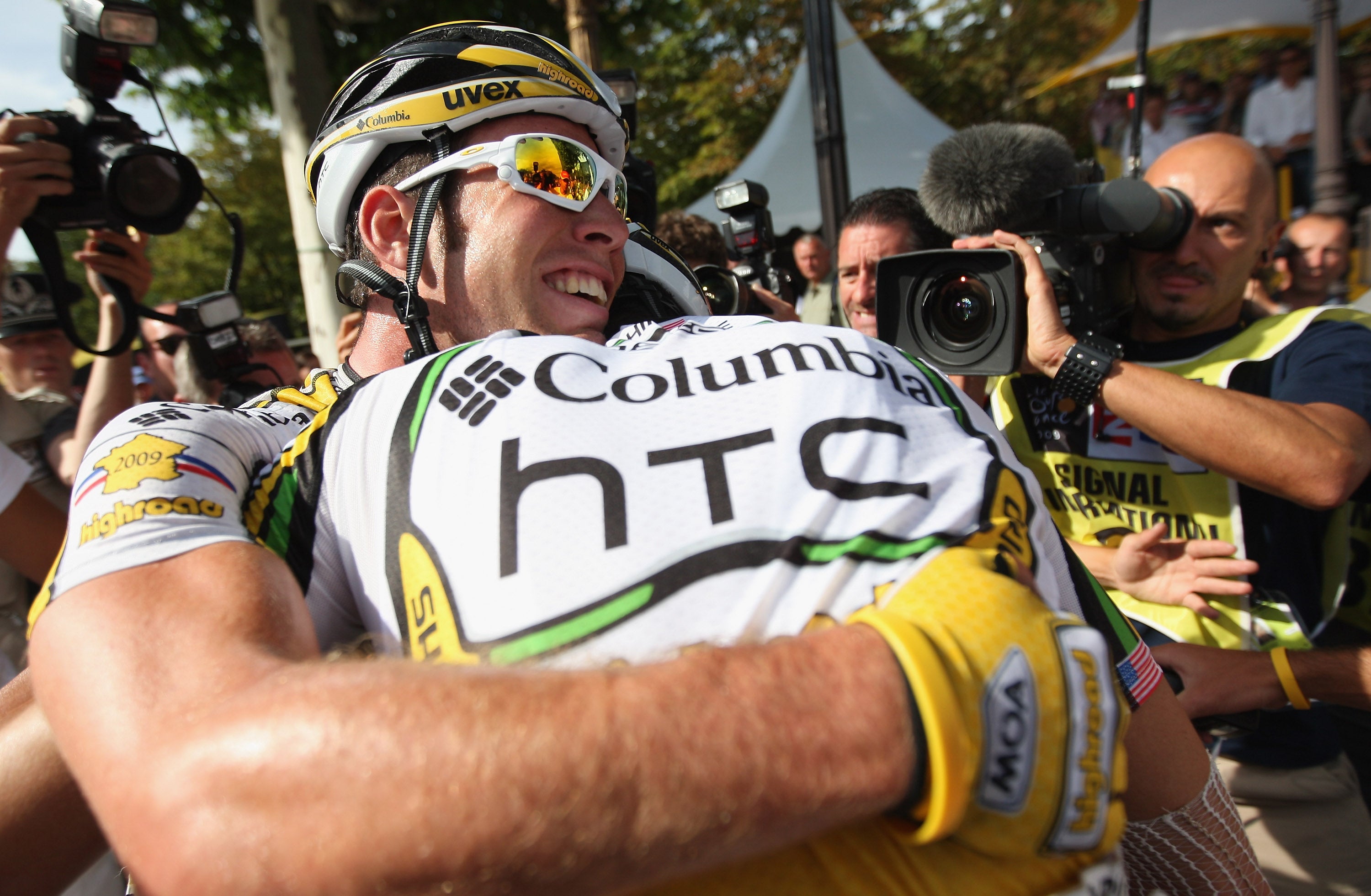 Cavendish and Renshaw embrace after winning stage 21 of the 2009 Tour in Paris