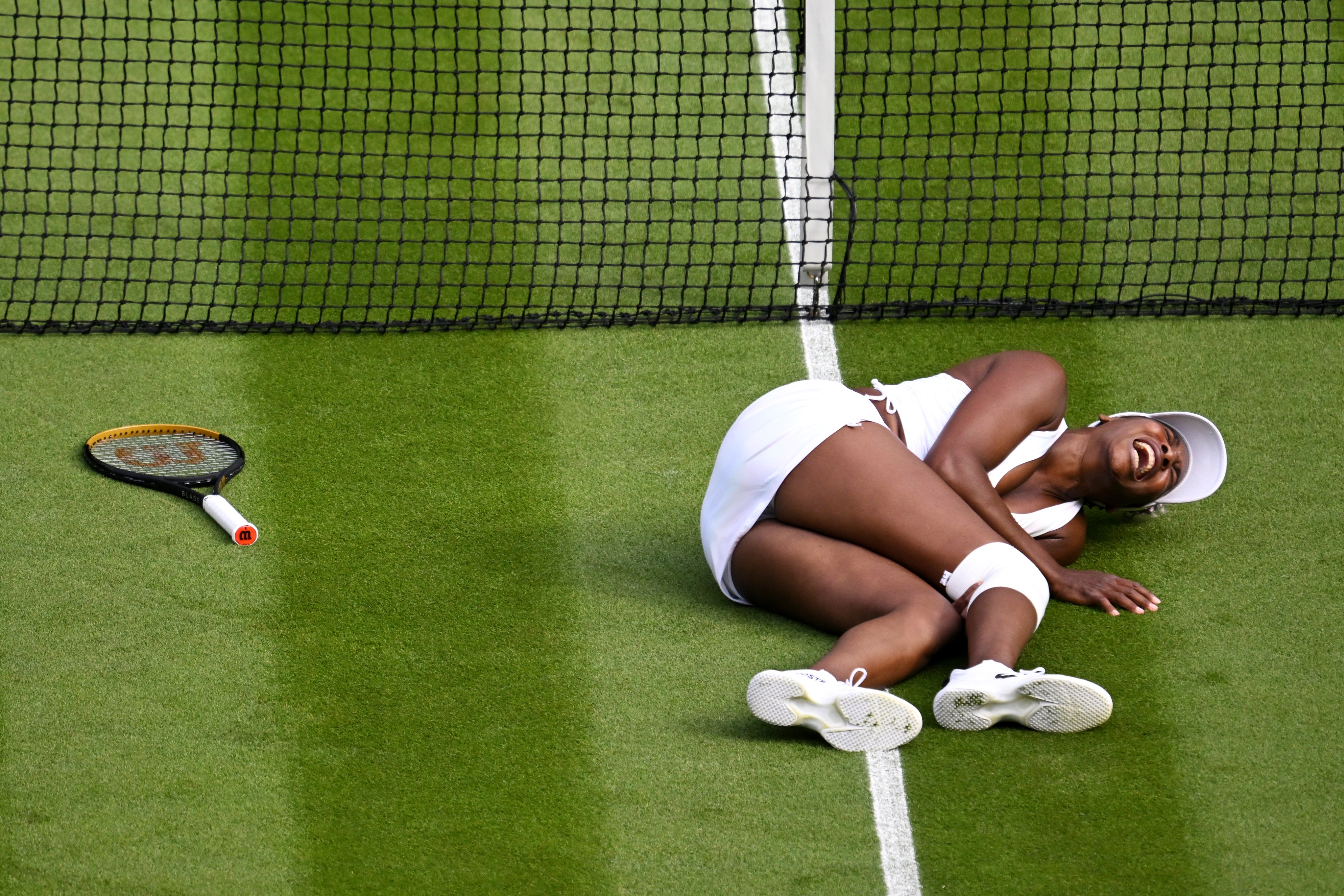 Wimbledon: Venus Williams screams in agony as she injures knee early in first round match against Elina Svitolina | The Independent