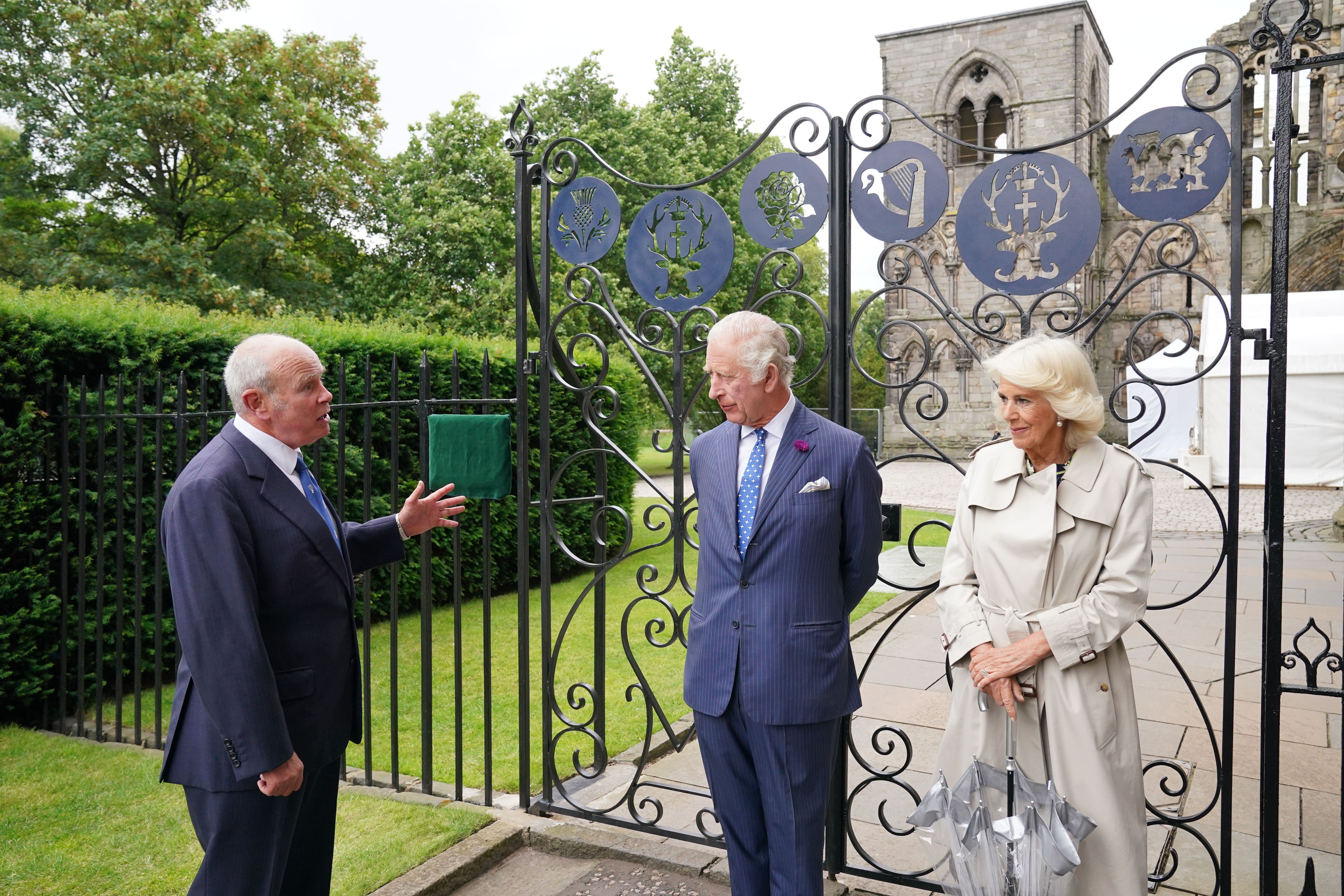 King opens Jubilee Gates installed to honour late Queen - Vimarsana News