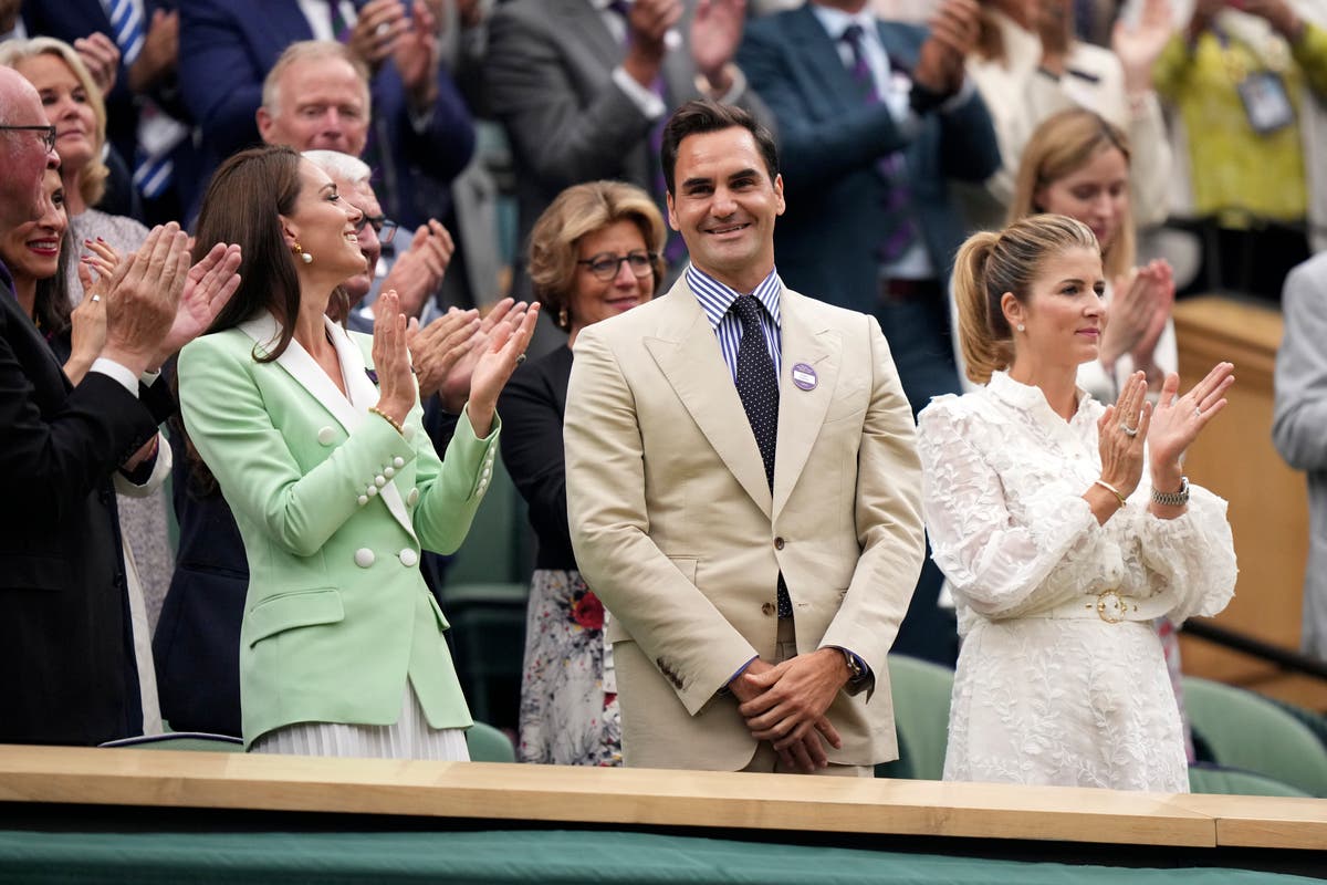 Princess Kate takes her seat in Royal Box at Wimbledon, right next to Roger Federer Princess Kate takes her seat in Royal Box at Wimbledon, right next to Roger Federer
