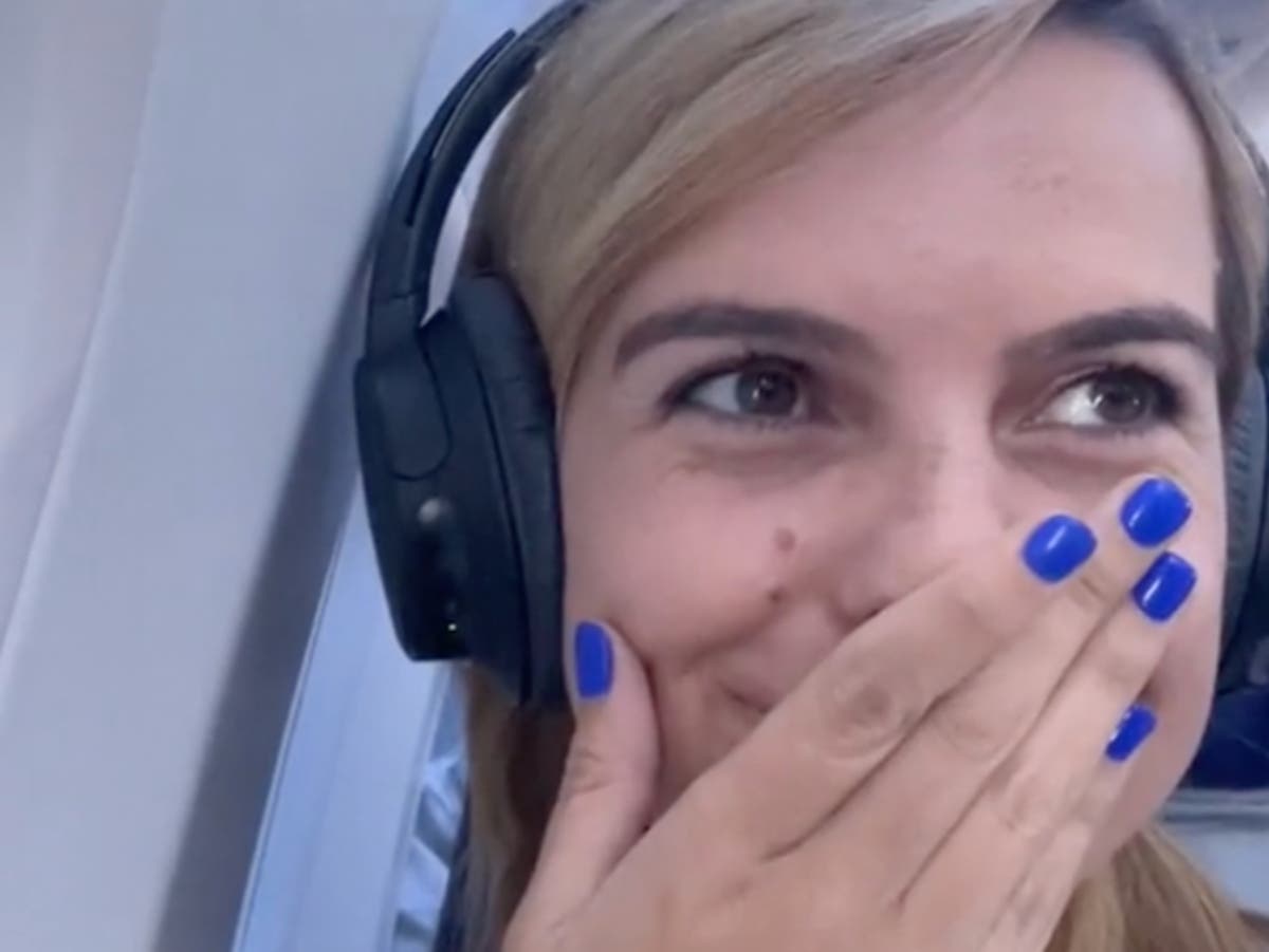 Woman goes viral after leaving love note for ‘cute’ passenger on plane