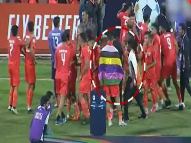 <p>Indian footballer Jeakson Singh Thounaojam from the violence-hit state of Manipur donning a Meitei flag during the medal ceremony after the SAFF Championship 2023 match between India and Kuwait. Screengrab </p>