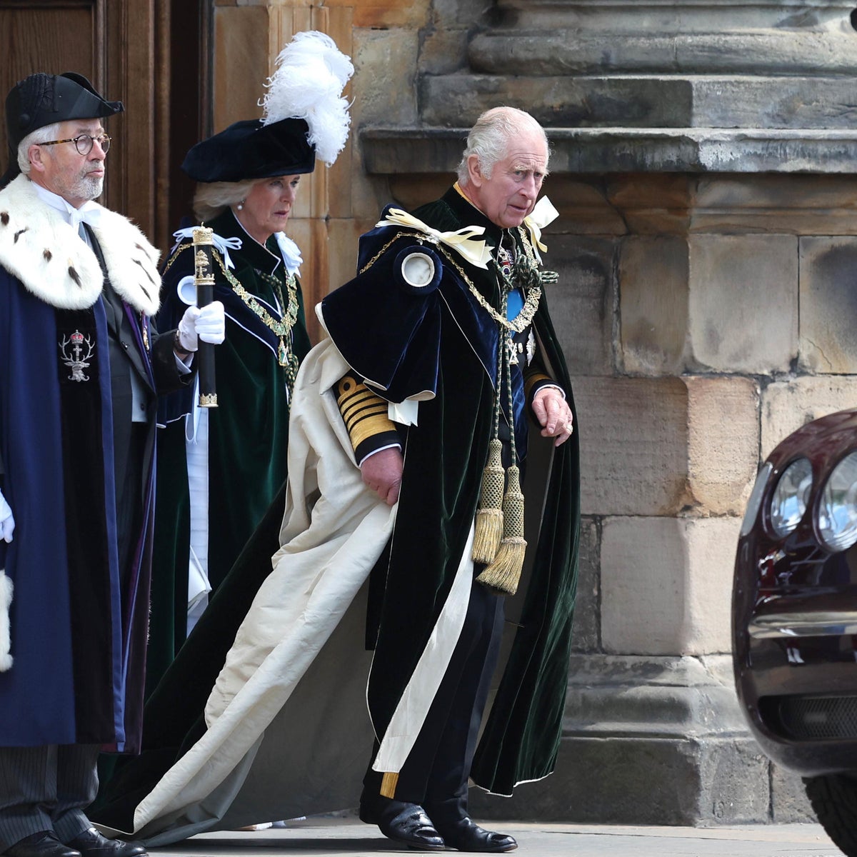 King and Queen arrive at St Giles' for thanksgiving and ...