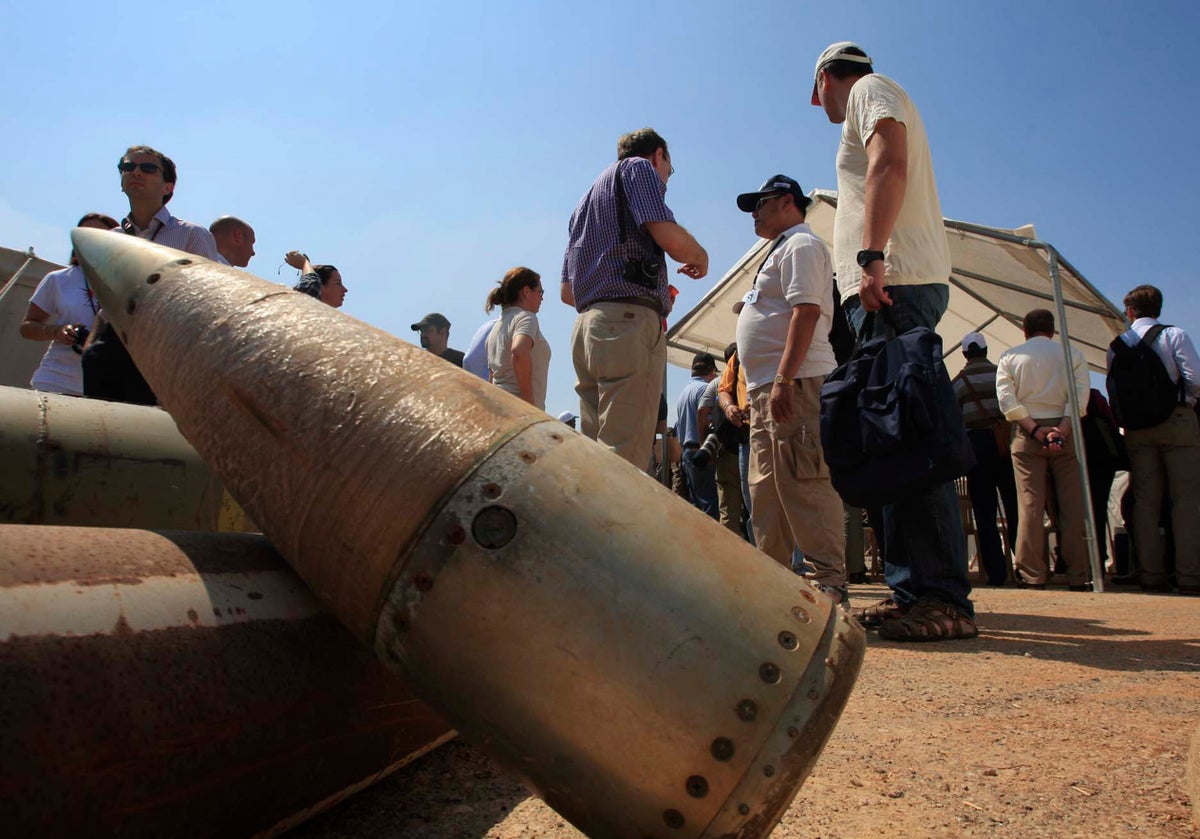 What are cluster bombs and why is it controversial for the US to send them to Ukraine?