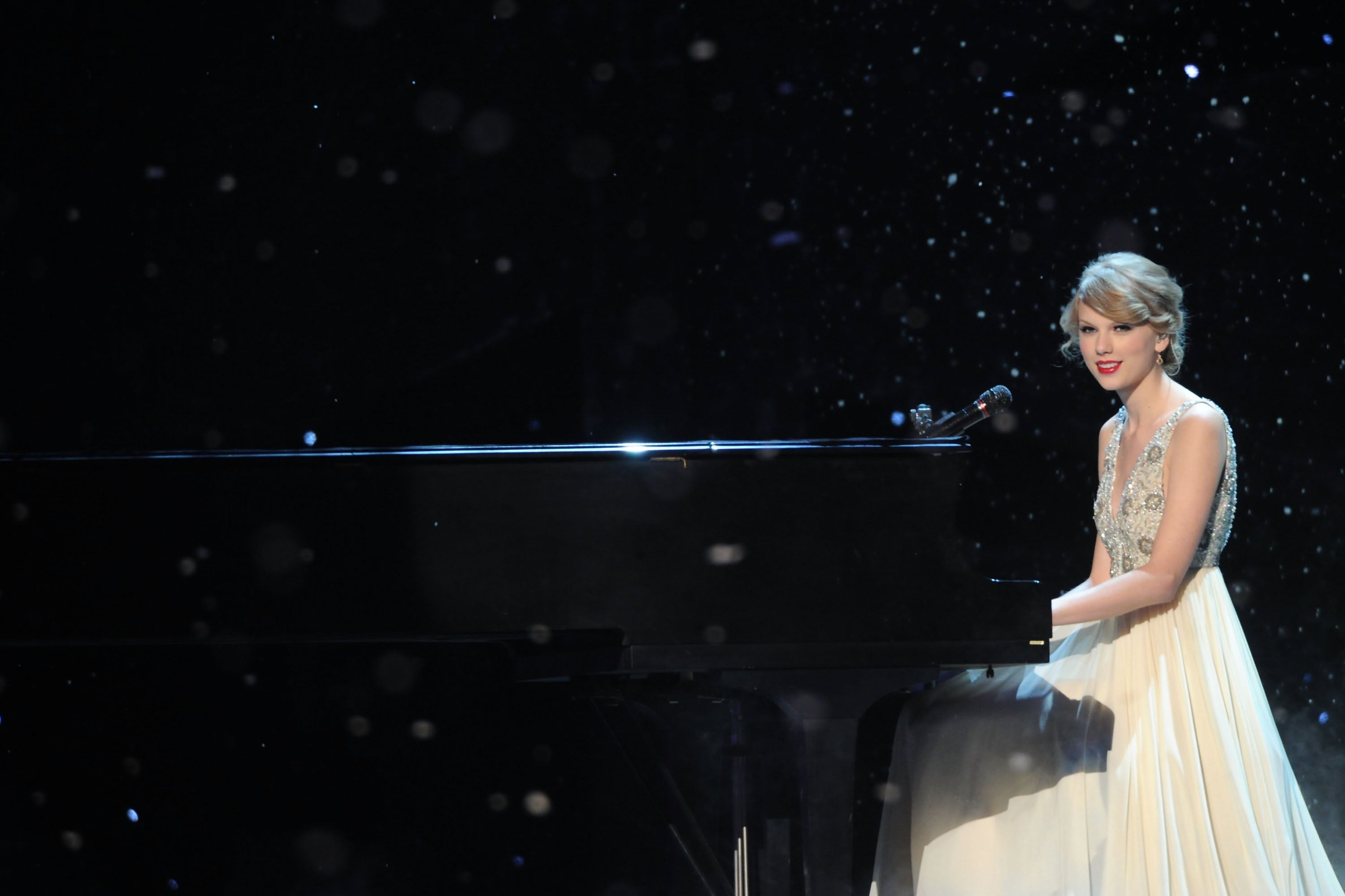 Swift performing ‘Back to December’ at the CMAs in 2010
