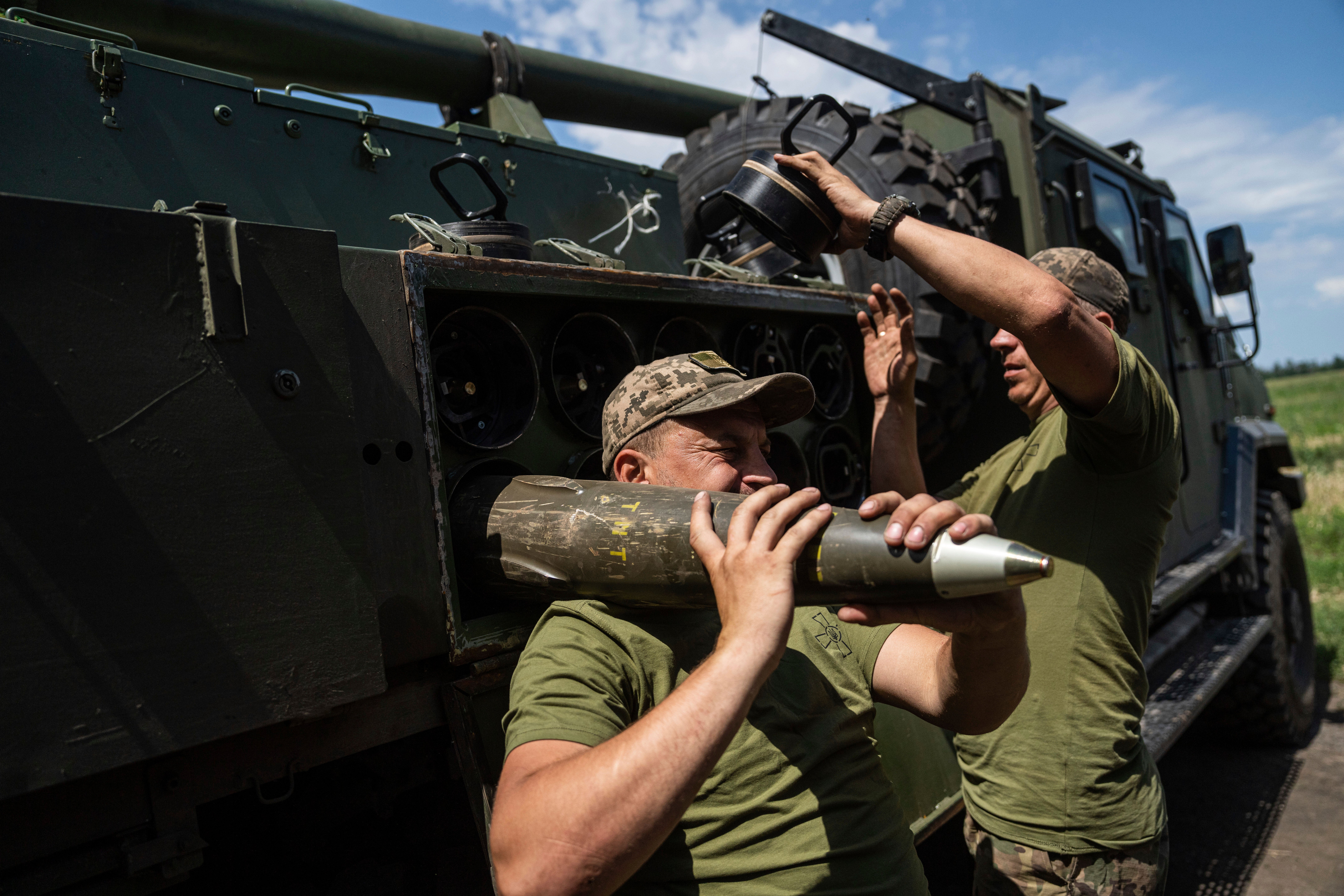 Ukraine-Russia war – live: US comments on Kyiv’s Nato membership prospects after cluster munitions deal