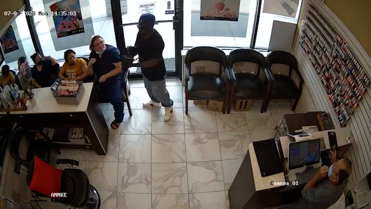 Suspect fails to rob nail salon when staff and customers ignore him and continue their treatments