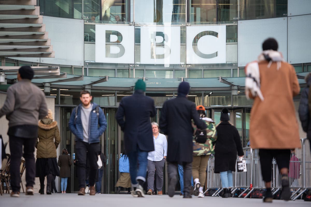 BBCの司会者が論争を一時停止：テレビディレクターは質問に直面する一方、10代の少年は疑惑は「ナンセンス」だと主張