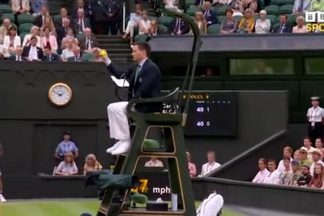 <p>Wimbledon umpire impressively catches ball on Centre Court </p>