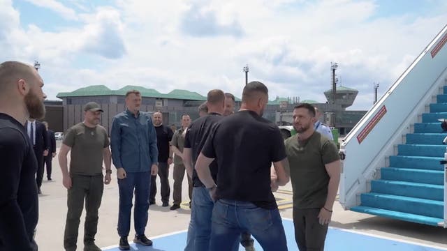<p>Volodymyr Zelensky greets Ukrainian soldiers returning from Turkey</p>
