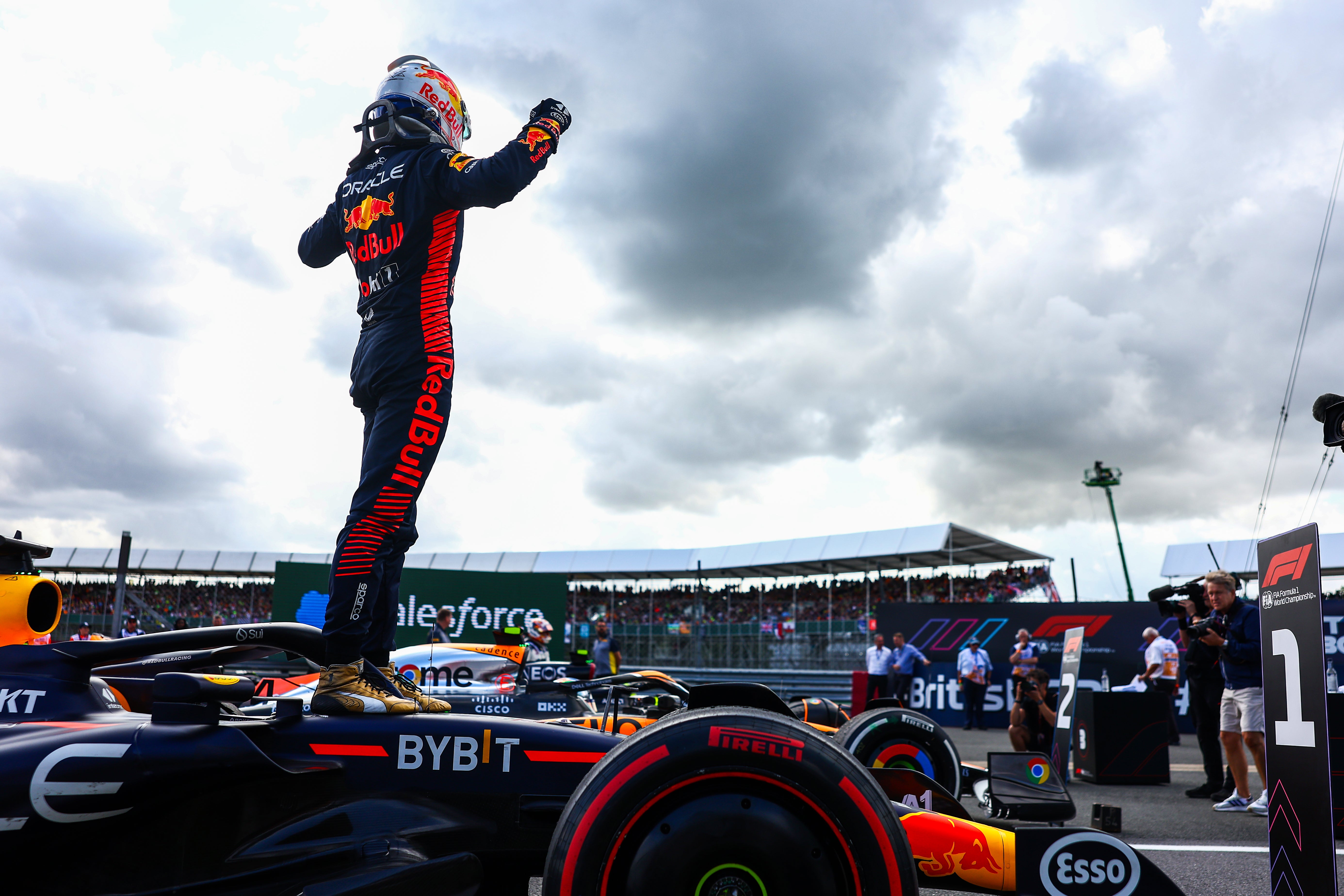 Verstappen quickly regained the lead and kept first place for his sixth win in a row