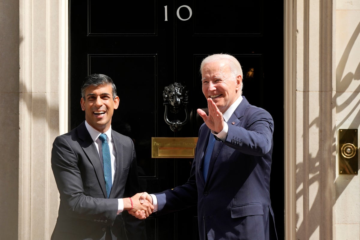 Biden le da la mano a Sunak frente al No. 10 antes de las conversaciones sobre Ucrania