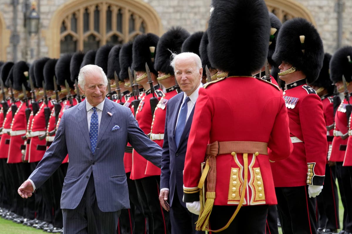 Charles 왕이 Windsor Castle의 수호자와 Biden의 대화에 스냅되는 것처럼 보이는 어색한 순간