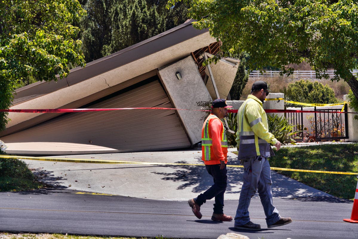 Landslide tears apart dozen homes in Los Angeles area of Palos Verdes Peninsula