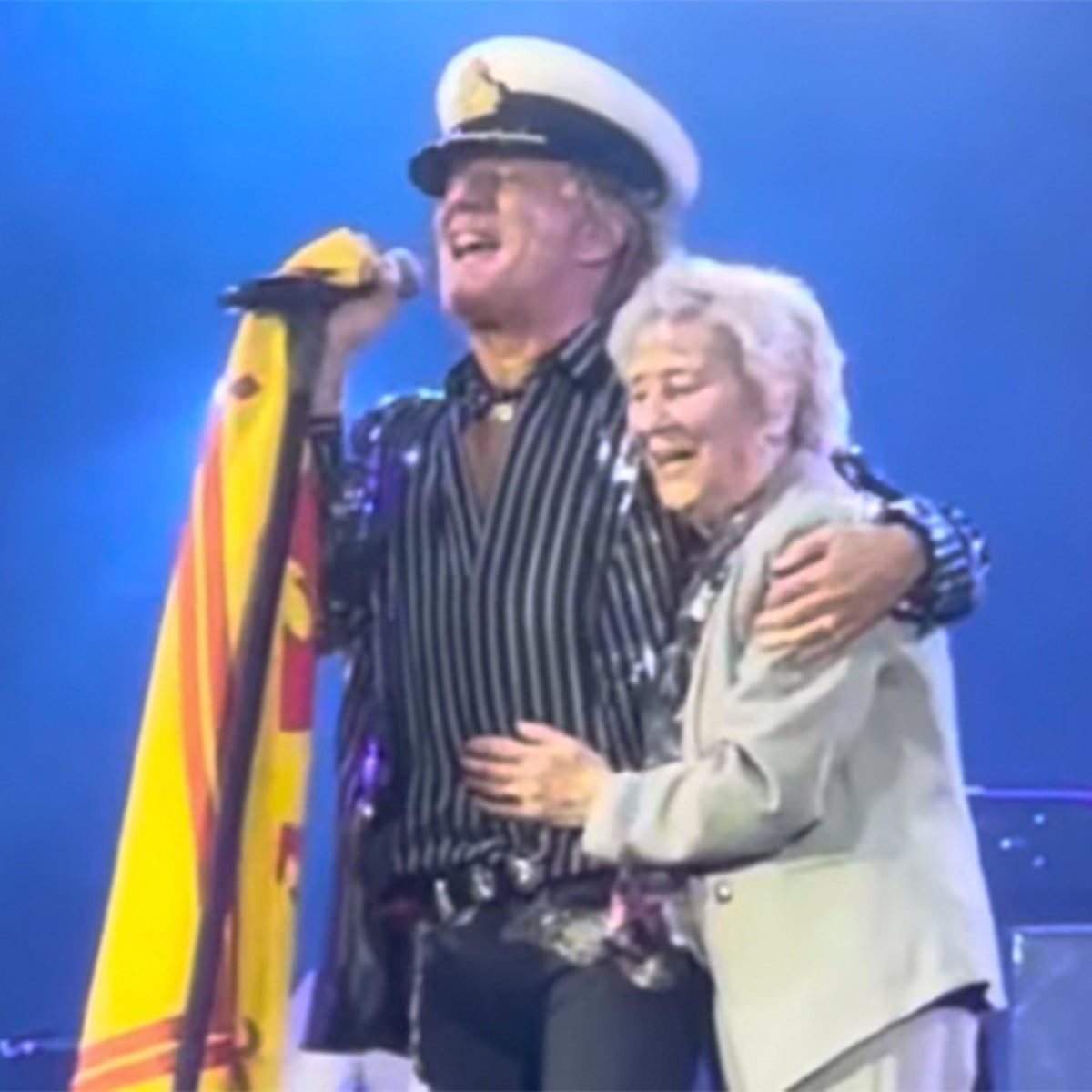 Rod Stewart duets with his 94-year-old sister Mary on stage as he wraps up UK tour in Edinburgh | The Independent