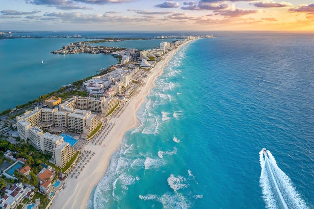 <p>Cancun is famous for its long stretches of white sands</p>