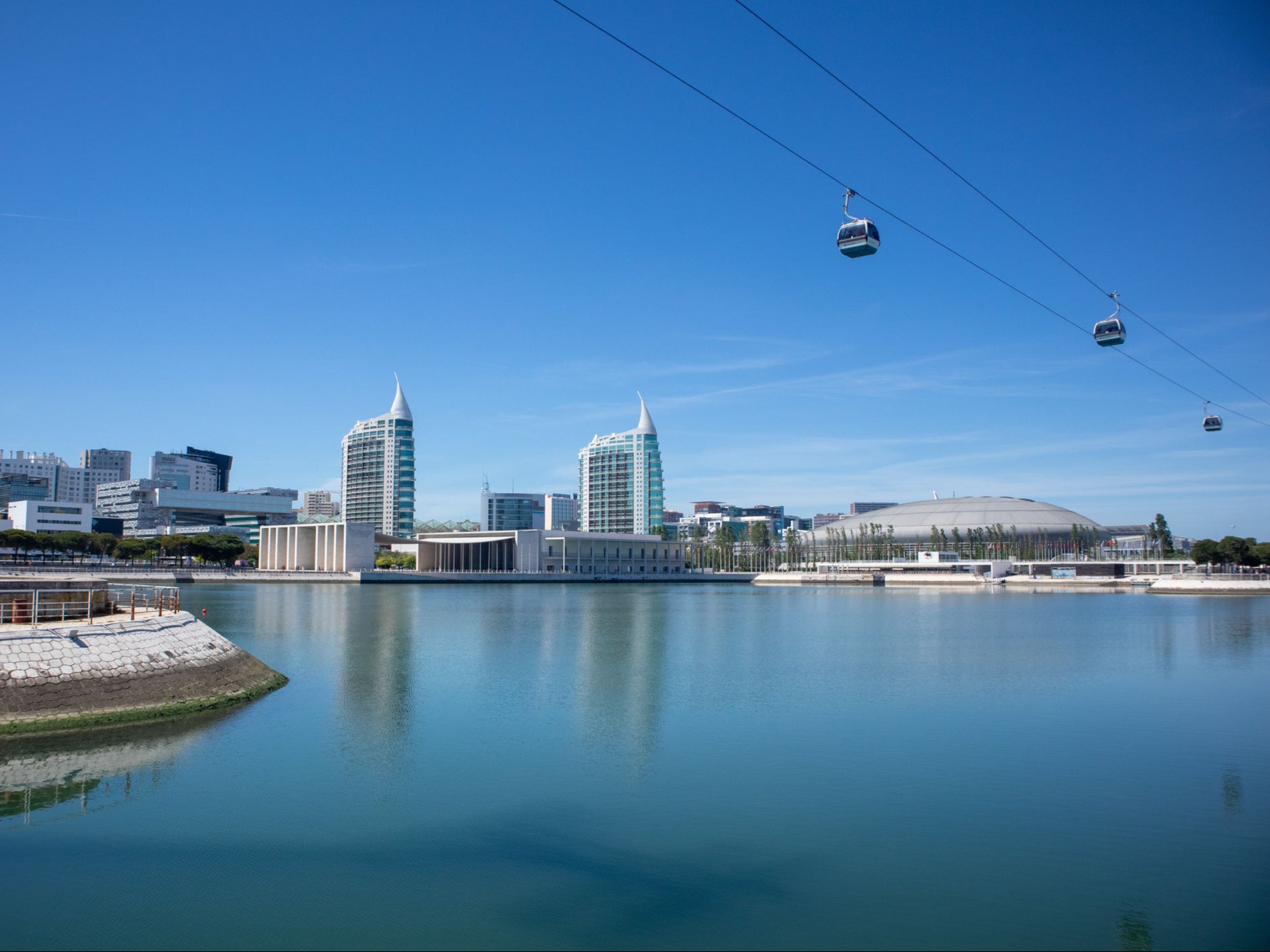 Find green spaces and public art in the modern Parque das Nações