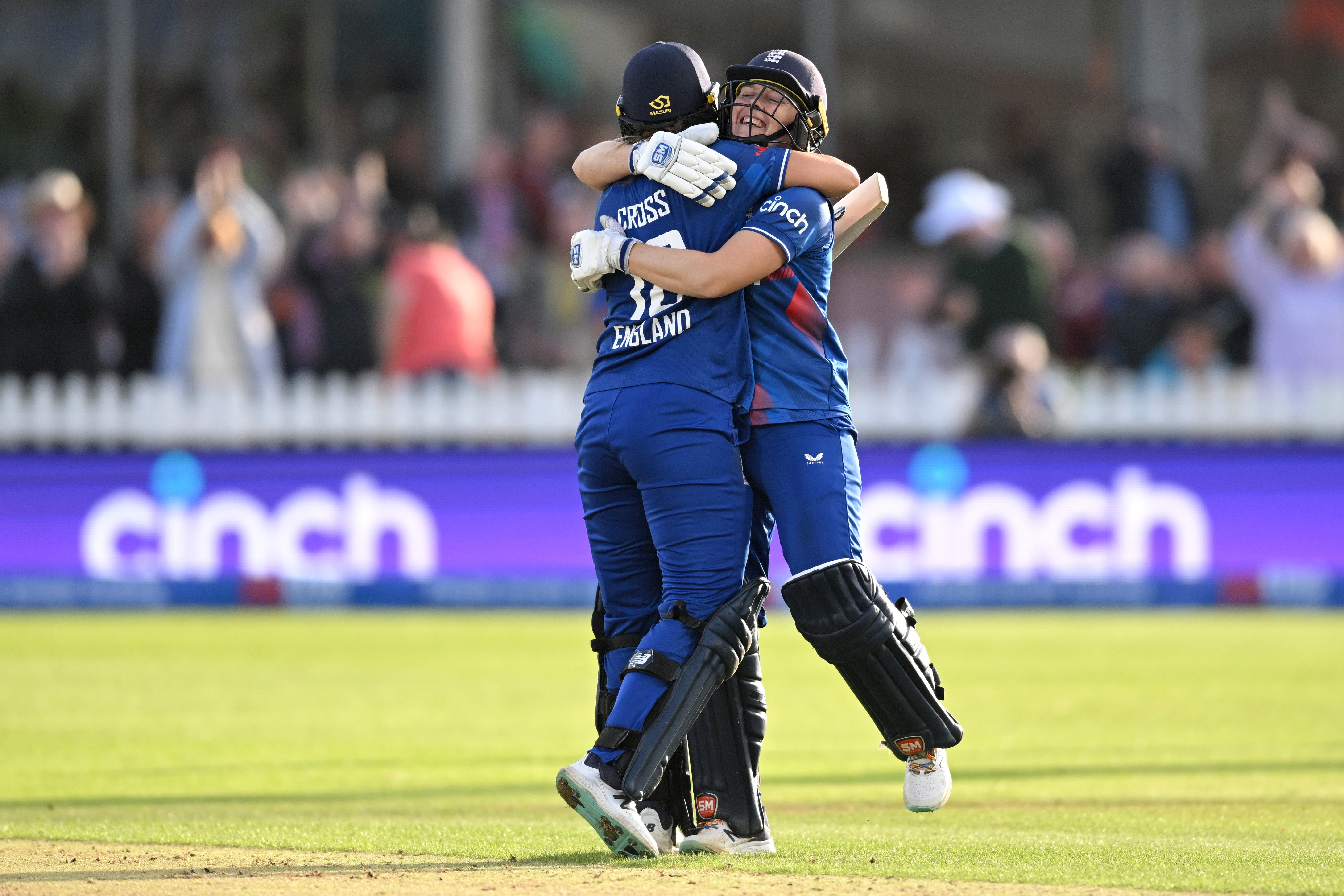 Heather Knight and Kate Cross hit the winning runs as England levelled the women’s Ashes series