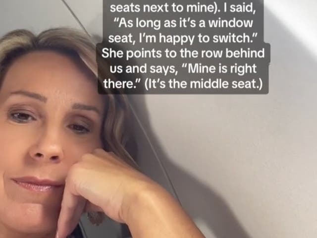 Una mujer se negó a cambiar de asiento con su madre en un avión y compartió el motivo en TikTok. Captura de pantalla