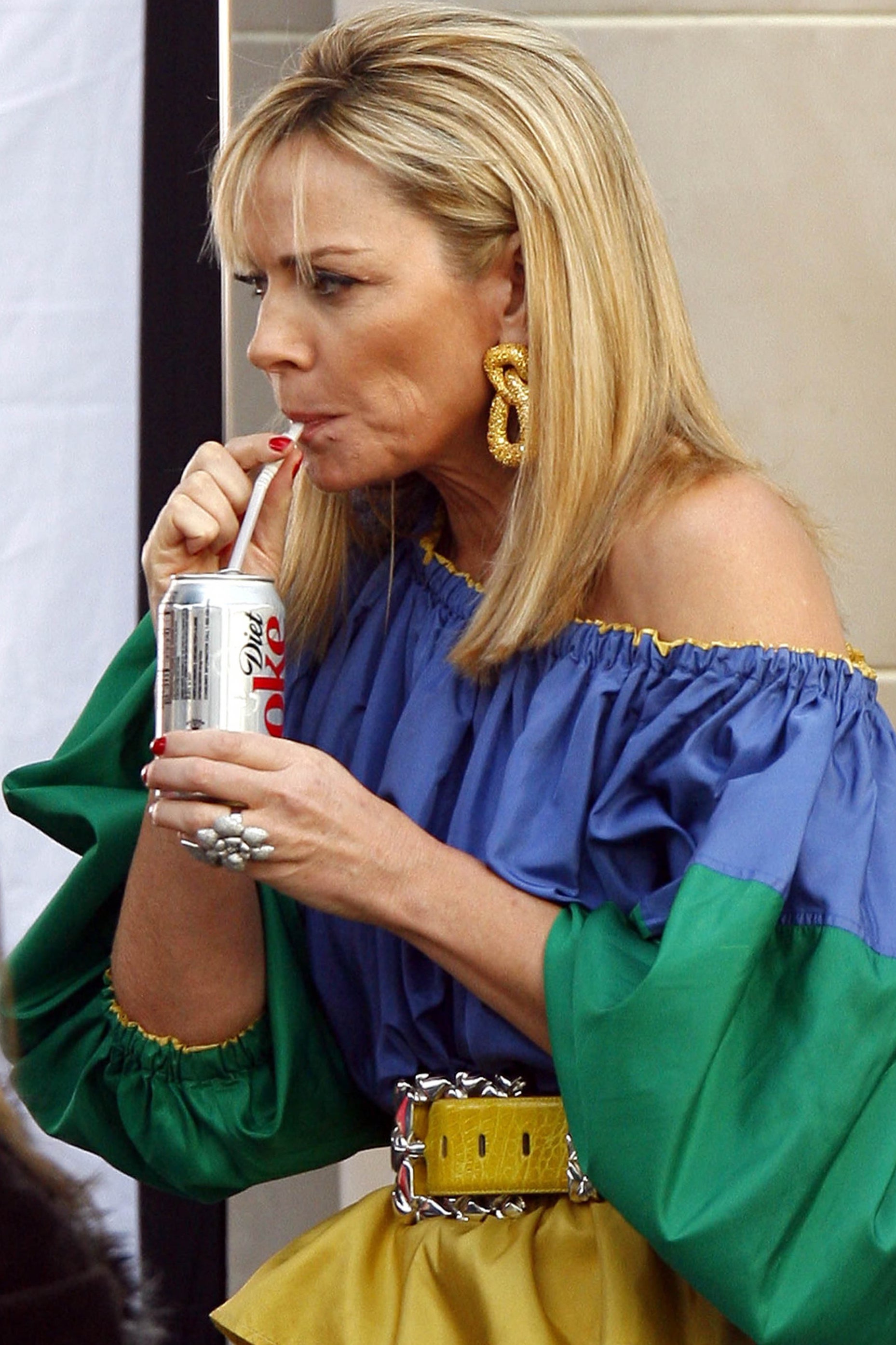 Kim Cattrall sips from a Diet Coke on the set of the ‘Sex and the City’ movie in 2007